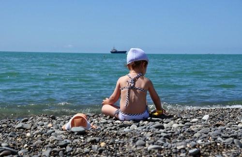 Пляжи абхазии с детьми. Абхазия с детьми. Дом отдыха Псоу Цандрипш. Море и дети Абхазия. Абхазия пляж дети.